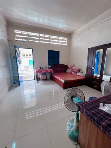 ផ្ទះលក់នៅអូឬស្សីច្រកជ្រូកខ្វៃ ច្រកថ្នាំចិនសែ ជាន់ទី3 អាចរំលស់ជាមួយម្ចាស់ផ្ទាល់