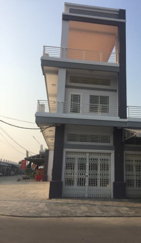 Corner House on Main Road (In and Exit) for Rent at Borey New World Takhmau 2