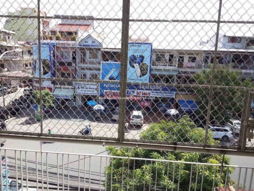 នៅជិតផ្សារដេប៉ូ