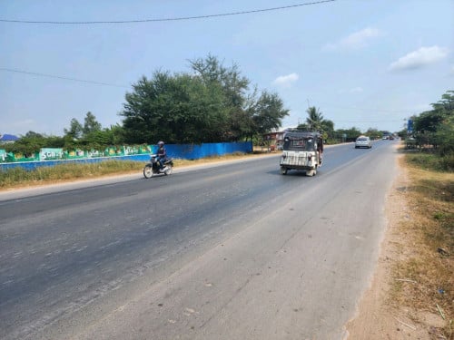 ដីលក់បន្ទាន់ជាប់ផ្លូវជាតិលេខ1 ទំហំជាង1ហិចតា តម្លៃ85 ម២ ចរចារ