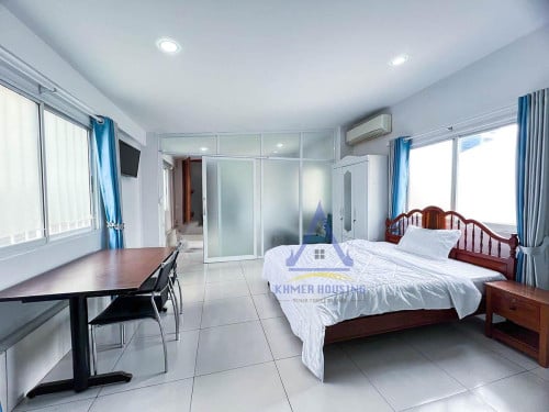 Doun Penh area | apartment one bedrooms with lift for rent near Lucky Supper market BKK