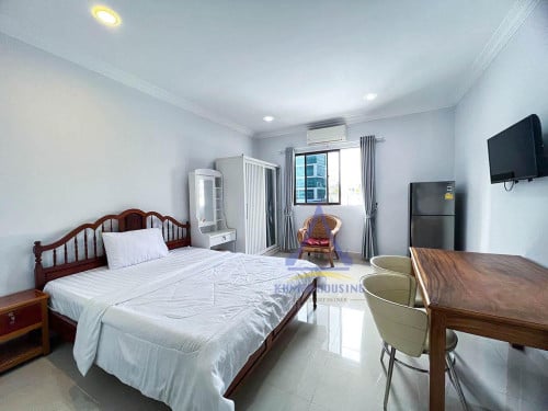 Doun Penh area | Clean apartment with elevator for rent nearby Lucky Supper market BKK1