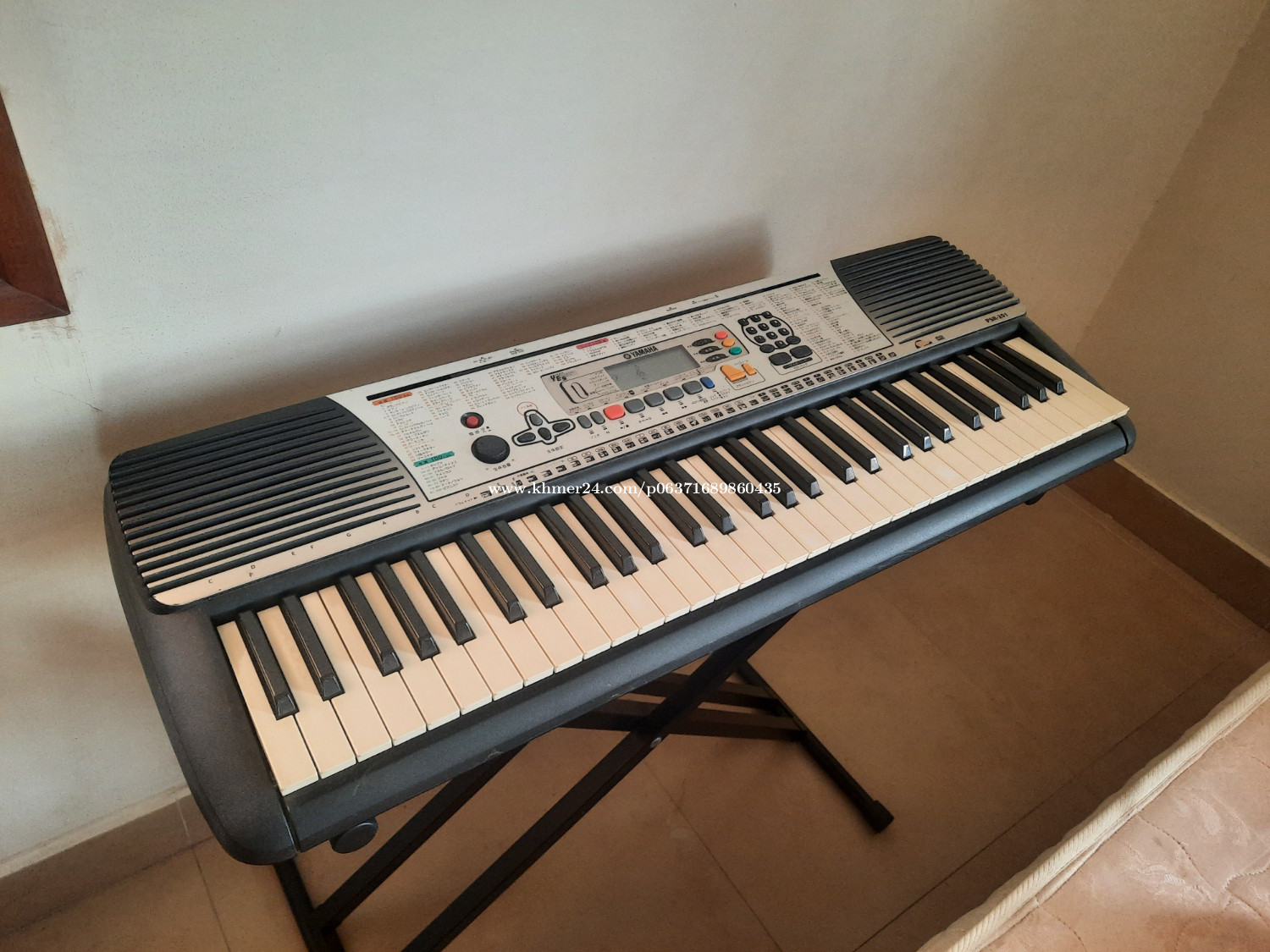 Gently used portable keyboard synthesizer (Yamaha PSR-201) with