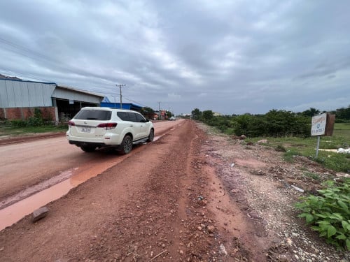ដីលក់នៅក្រោយស្តាត់មរតតជោ(លីយ៉ុងផាត់) ក្បាលដីជាប់ផ្លូវជាតិ261 ក្រោយជាប់ព្រែកធម្មជាតិទល់មុខបូរីអាម៉ូរី