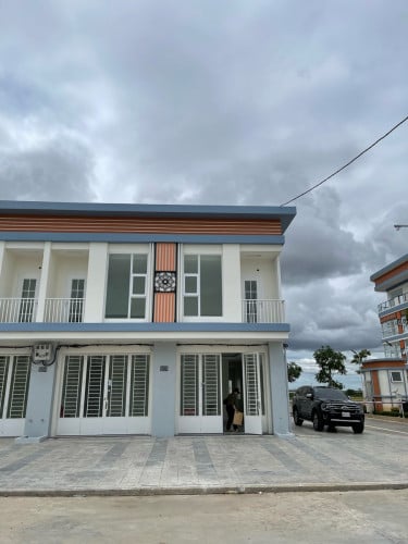 ផ្ទះ ២ ល្វែងជាប់គ្នា សម្រាប់លក់