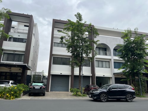 ផ្ទះអាជីវកម្មសំរាប់លក់បន្ទាន់ (Shop House for Sale)