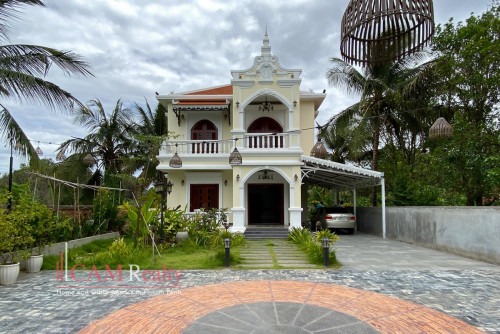 Prek Eng | 3 bedrooms colonial-style villa for rent