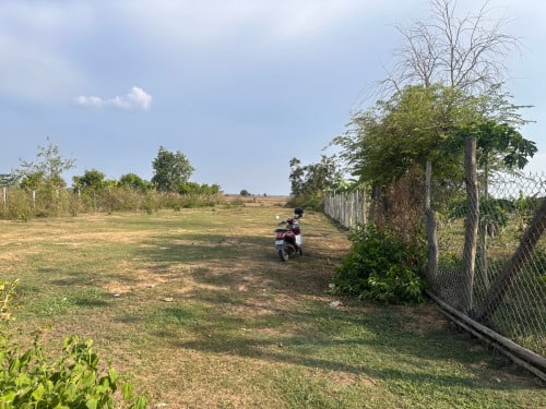 ដីលក់ជាប់ថ្នល់កៅស៊ូ 7km ពីក្រុងបាត់ដំបង