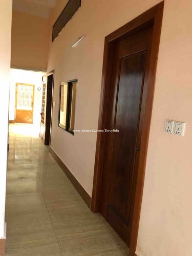 ផ្ទះជួល​​ទំហំធំទូលាយ មានសោសុវត្តភាពផ្លូវចូល​ អាចចេញចូលបានជាលក្ខណឯកជន មានម៉ាសុីនត្រជាក់ពីរ​។