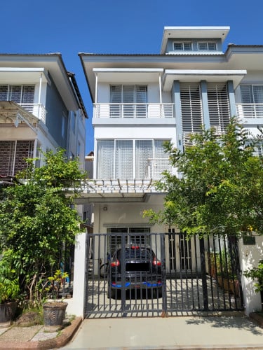 វីឡាកូនកាត់មានដីចំហៀងសម្រាប់ជួល | Cosy Link Villa for Rent