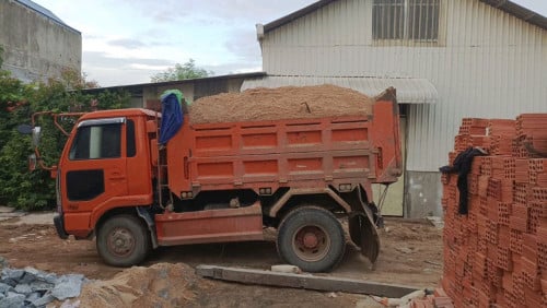 ទទួលដឹកដីខ្សាច់ថ្មគ្រប់ប្រភេទនិងទទួលមៅចាក់ដី