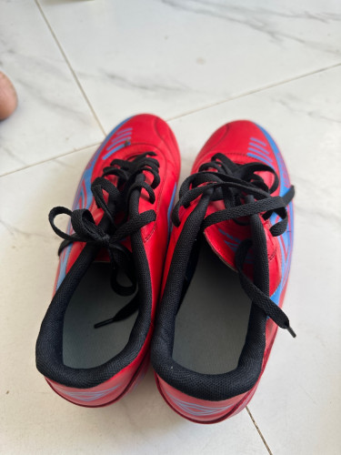 ស្បែកជើងទាត់បាល់