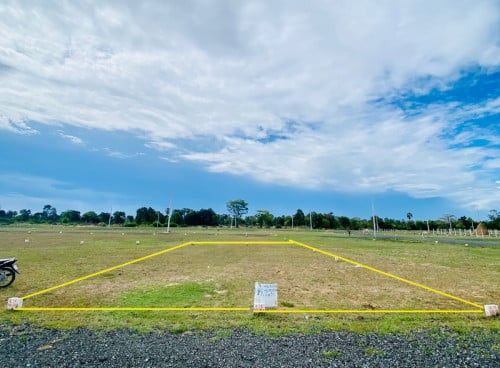 ដីលក់បន្ទាន់ទីតាំងល្អ​ តម្លៃល្អចរចារបាន​ (ប្លង់​រឹង)​ ក្បាល​  10 បណ្ដោយ​ 20