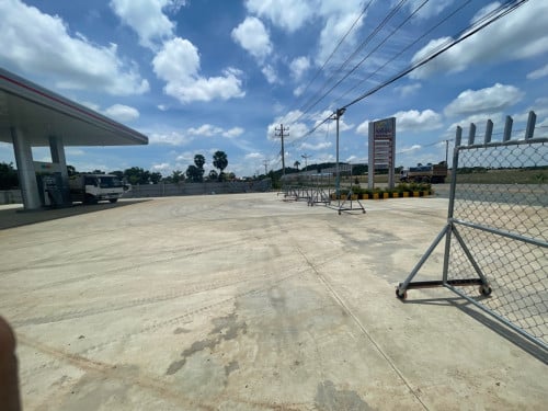 ដី និង ស្ថានីយប្រេងលក់ ជាប់ផ្លូវ51