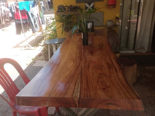 មានតុសម្រាប់ហាងកាហ្វេ ភោជនីយដ្ឋាន ឬគេហដ្ឋាន