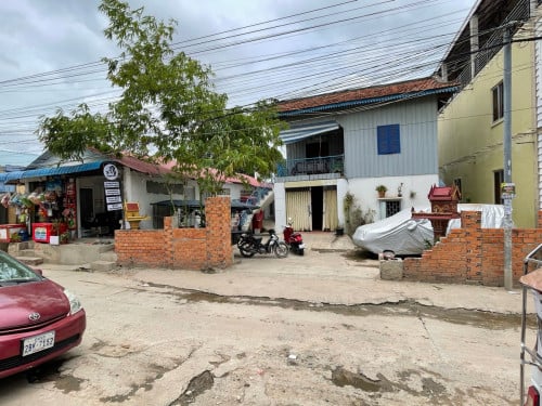 ផ្ទះនិងដីលក់ 20x20 (ផ្ទះមានចំណូលស្រាប់ មាន10បន្ទប់ជួល)