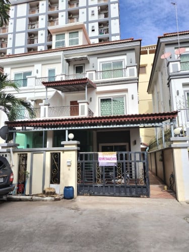 #PH2309-0484 »»» វីឡាភ្លោះ លក់បន្ទាន់ នៅបុរី ទល់មុខសាកលវិទ្យាល័យកម្ពុជា ផ្លូវណ័រប្រ៊ីដ