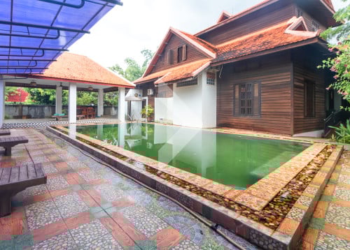 វីឡាបែបឈើសម្រាប់លក់ក្នុងក្រុងសៀមរាប-Villa for Sale in Sala Kamraeuk Commune, Siem Reap