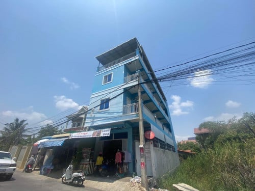 នៅក្រុងតាខ្មៅម្តុំផ្សាកាច់ជ្រុង(រោងចក្រចុងវ៉ាចាស់)