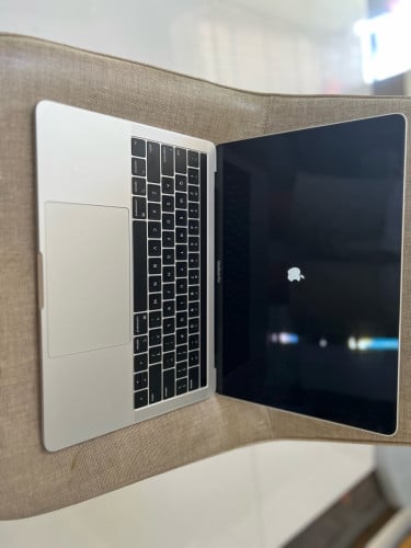 MacBook Pro 2019 13インチ 256GB MUHP2J/A