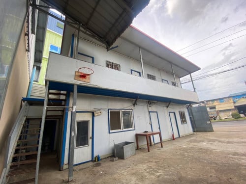 ឃ្លាំងសម្រាបជួល ទីតាំង​នៅលើធំចំការដូង