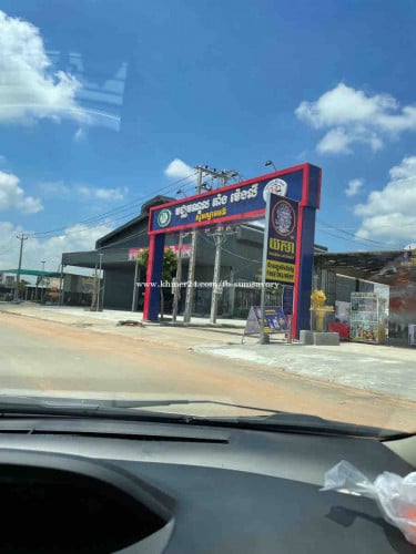 ចុះពីច្រមុះជ្រូកផ្លូវ៥១ ១០០ម៉ែត្រ ផ្លូវបេតុងខ្វែងខ្វាត់ រមណីដ្ឋាន និងតំបន់អភិវឌ្ឍន៍ជាច្រើនកន្លែង