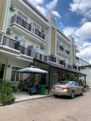 ផ្ទះលក់នៅជុំវិញកន្លែងកំសាន្ដ( នៅក្នុងបុរី សម្បត្តិមានហេង៣)