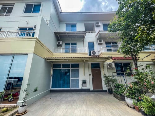 4 Bedroom link house House available for rent in Camko City