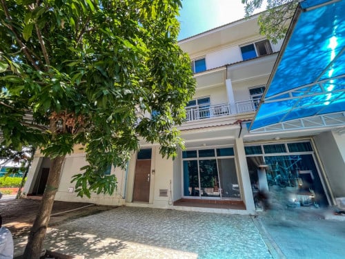 4 Bedroom link house House available for rent in Camko City