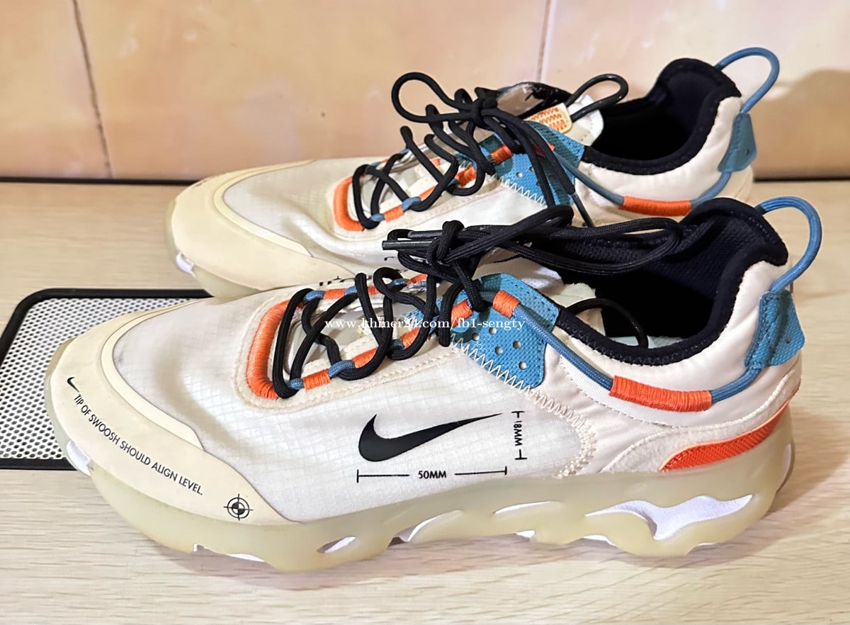 Off-White Vibes Feature on the Nike React Live size 42.5 price 35$