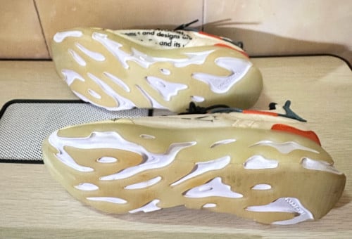 Off-White Vibes Feature on the Nike React Live size 42.5 price 35$