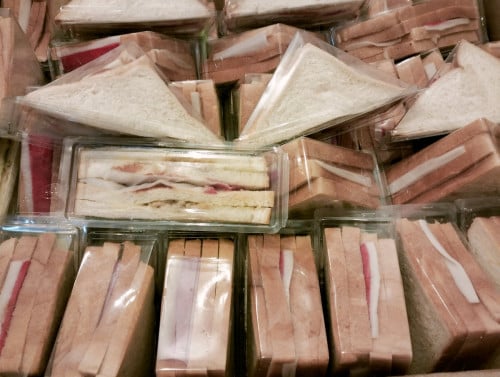 នំសាំងវិច1=មានទទួលធ្វើ មាន៤ចំនិត