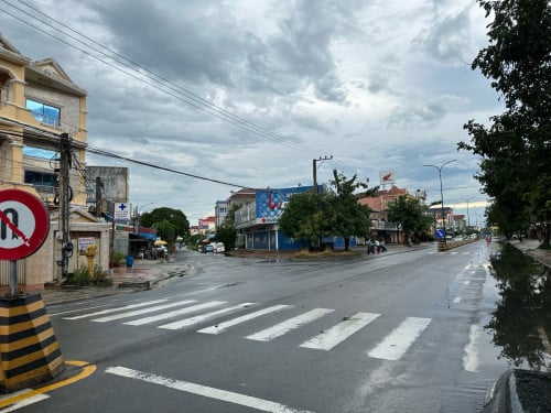 ដី ផ្ទះលក់ 3ល្វែង មុខ13.8m ជិតផ្សារ តាកែវ ជាប់ Honda Takéo មុខ