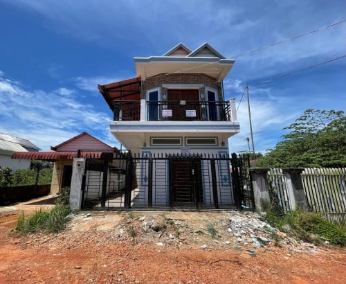 ផ្ទះ​លក់​ ឬជួល​ មាន​ 8បន្ទប់​ និងកខ្ជុះលេីមួយ​