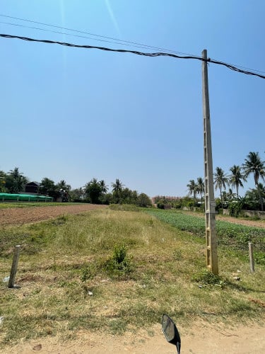 ដីលក់  សង្កាត់ព្រែកឯង ខណ្ឌច្បារអំពៅ  រាជធានីភ្នំពេញ នៅជិតចក្រស្រាបៀរវឌ្ឍន: ជិតទូរទស្សន៍ហង្សមាស