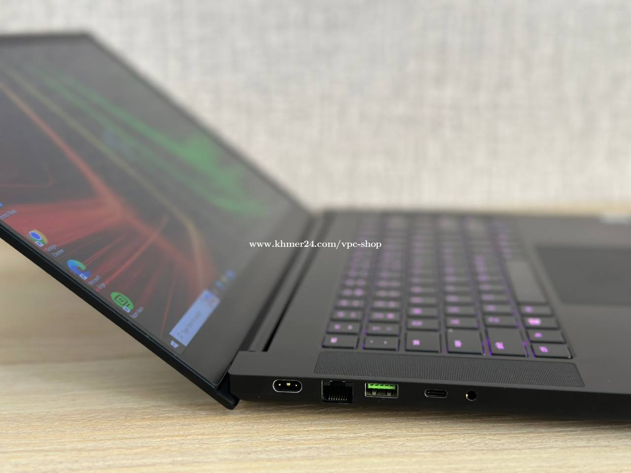 Razer Blade 15 Base 2020 ( 99% ) CPU Core i7, RAM 16GB, SSD 512GB