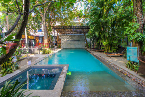 Cozy 2 Bedrooms apartment with swimming pool for rent in Tonle Bassac Area (near Aoen Mall)