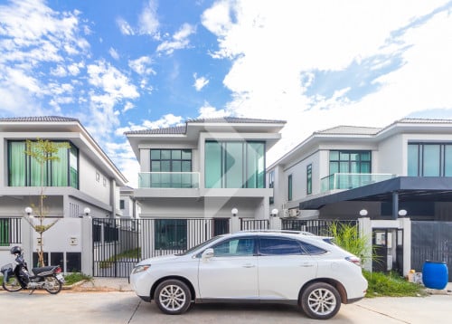 វីឡាលក់នៅក្នុងបុរីទេសចរណ៍/Villa for Sale in Kan Daek, Siem Reap