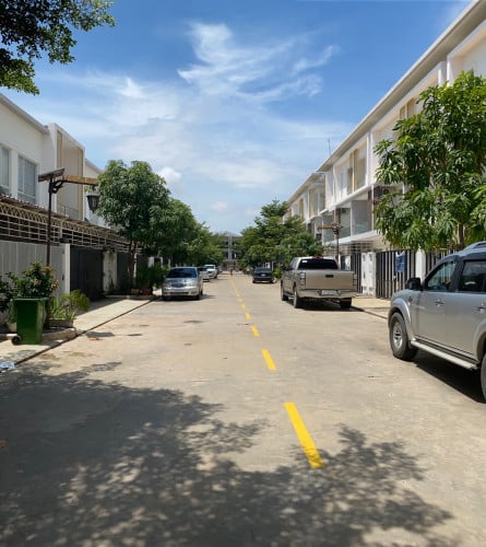 ផ្ទះលក់បន្ទាន់(បុរីThe flora Road 6A)