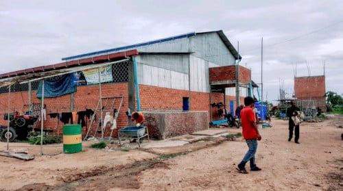 ដីទំហ៊ំ 87ហត មិនលិចទឹក មានរបងលួស និងជីកប្រឡាយជំរៅ២ម ព័ទ្ធជុំវិញ តម្លៃអាចចចារបាន ។