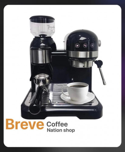 Automatic coffee machine with grinder