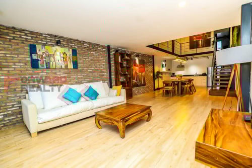 Duplex 3 Dedrooms Renovated TownHouse available for Rent in BKK3 Area.