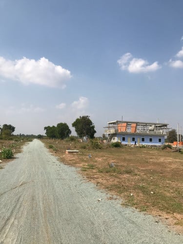 ដីលក់បន្ទាន់​ ទីតាំងល្អ​ ចូលពីផ្លូវ 51 មា​នរោងចក្រ​ និង​ សំណង់ផ្ទះល្វែងច្រេីន