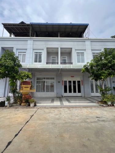 ផ្ទះអាជីរកម្ម​ ២ល្វែង​ជាប់គ្នានិងសម្ភារ​ពេញ  សម្រាប់​ជួល​ ក្បែរផ្សារក្នុងបុរីវីឡាទួលសង្កែអរីក្សត្រ