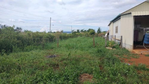 ដីកែងខាងមុខផ្លូវ ១០ គុណ ២៥ សម្រាប់លក់ក្នុងទីរួមខេត្តរតន:គិរីខាងមុខដីសល់ ៦-៧ ម៉ែត្រ ងាយស្រួលចតរថយន្ត។