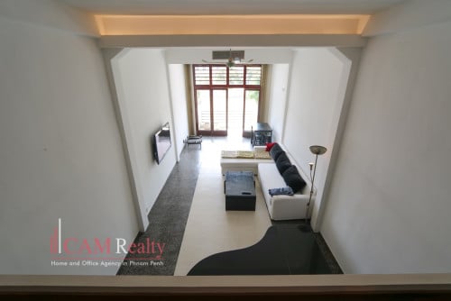 Wat Phnom | Extensive 2.5 bedrooms renovated apartment for rent| Large rooftop terrace