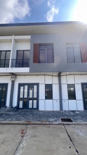 វិឡាកូនកាត់លក់ក្រោមទីផ្សារ $10,000