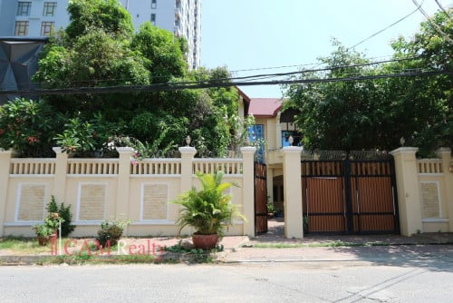 7 bedrooms villa for rent in BKK1 area – Phnom Penh.