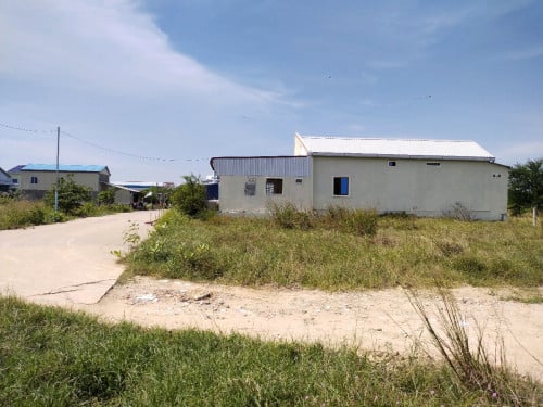 ដីលក់ Land for sale នៅព្រៃវែង ភ្នំពេញ 2 ប្លង់ជាប់គ្នា កែងផ្លូវបេតុង