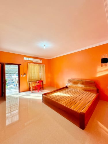 បន្ទប់ជូល នៅក្រុងប៉ៃលិន (មានជាន់ផ្ទាល់ដី)